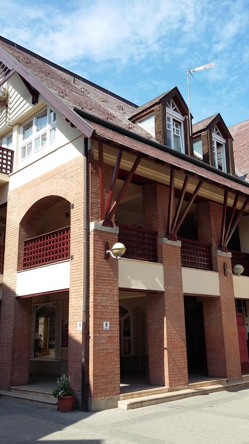 VárLak Apartman Debrecen Esterno foto